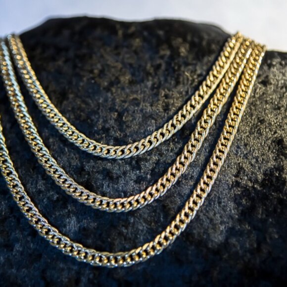 VINTAGE DOUBLE CURB Chain Gold Tone Necklace with hammered links - Picture 3 of 5